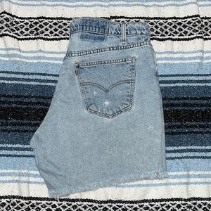 VINTAGE LEVI’S cutoff jean shorts light wash size 32